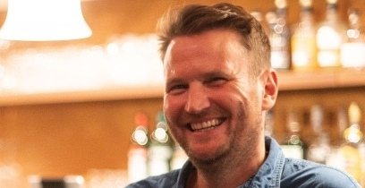 „Habe gesehen, wie Vater und Sohn den Rasen liebevoll herrichten“
