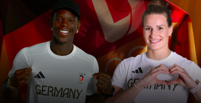 Anna-Maria Wagner und Dennis Schröder tragen deutsche Fahne